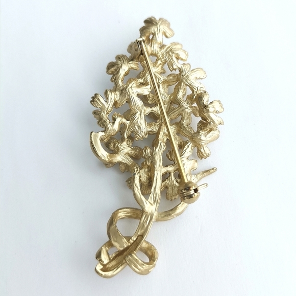 Vintage Lilac blossom flower brooch pin in crystal gold tone - Picture 2 of 5